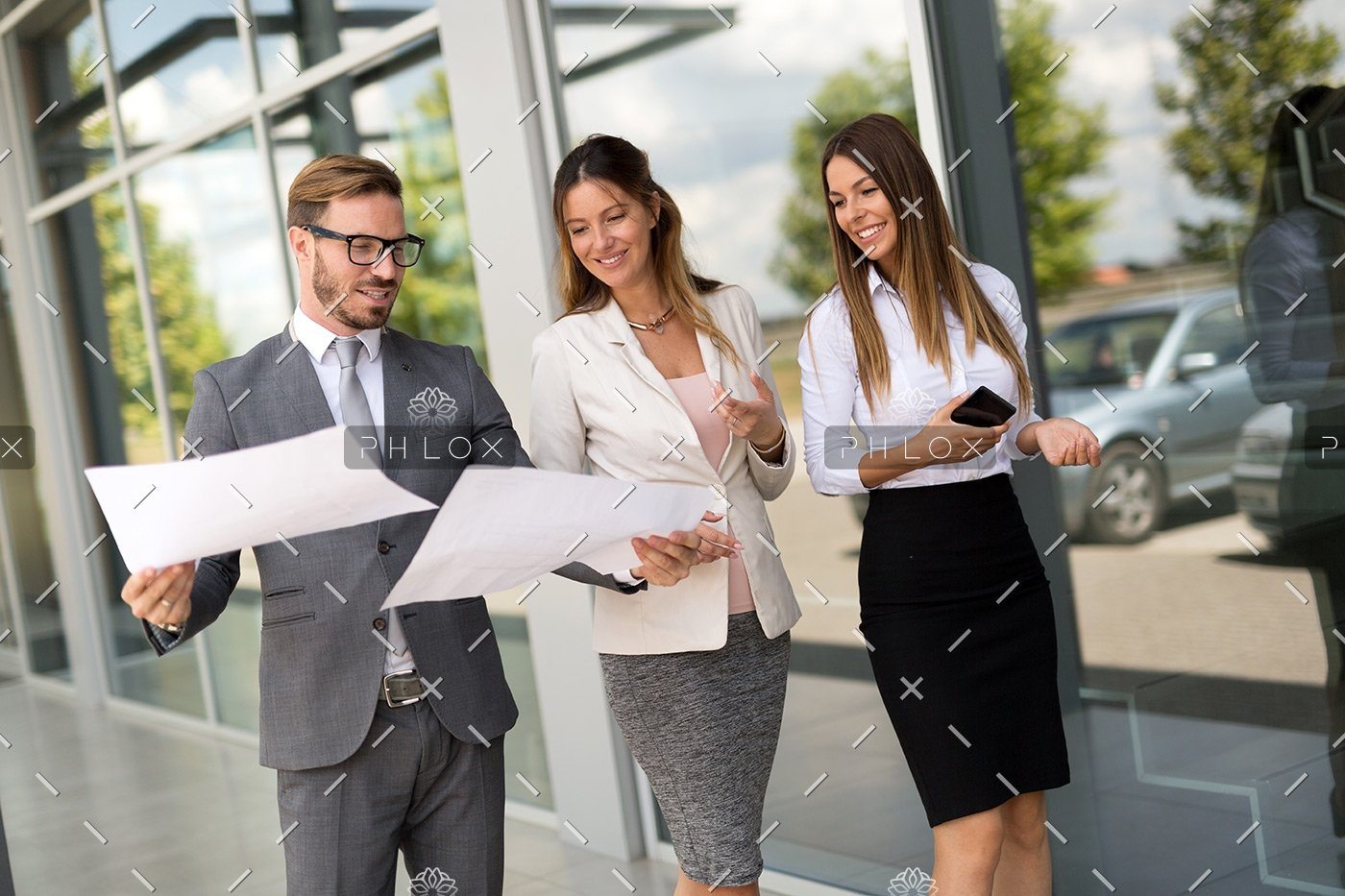 demo-attachment-129-picture-of-business-people-discussing-in-their-P59UCWR